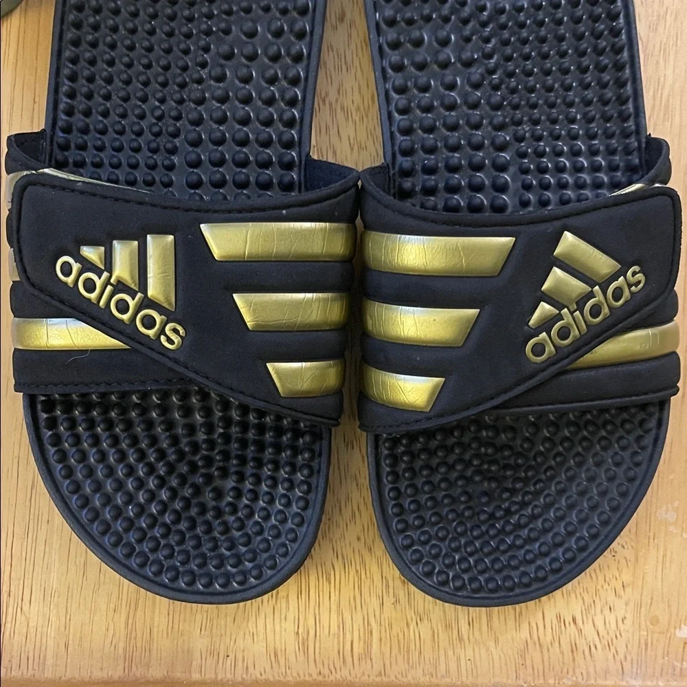 NWOT Adidas Men’s ADISSAGE Comfort Slides in Black & Gold EG6517 Size 6